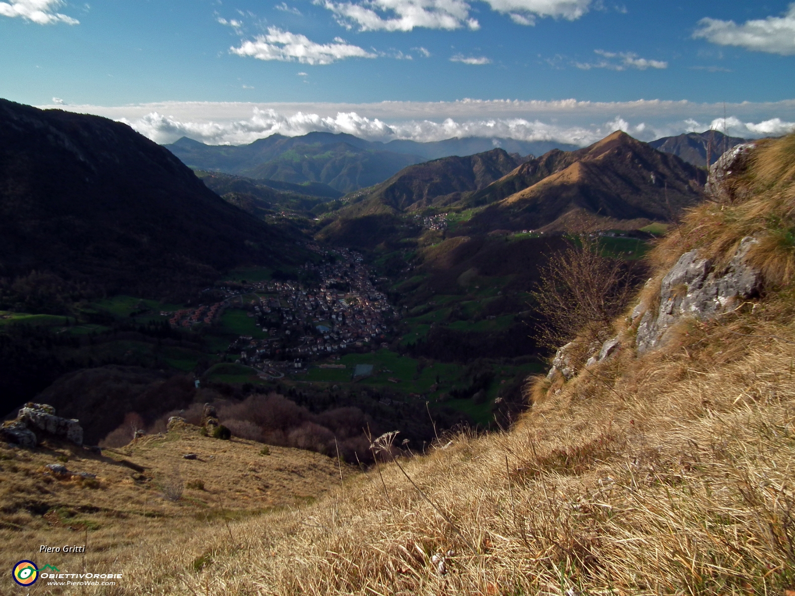 27 Vista verso Serina e la sua valle .JPG